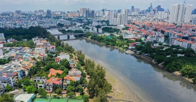 20 phút vào trung tâm TPHCM: Giá căn hộ khu Tây và khu Đông chênh nhau tới 3 lần